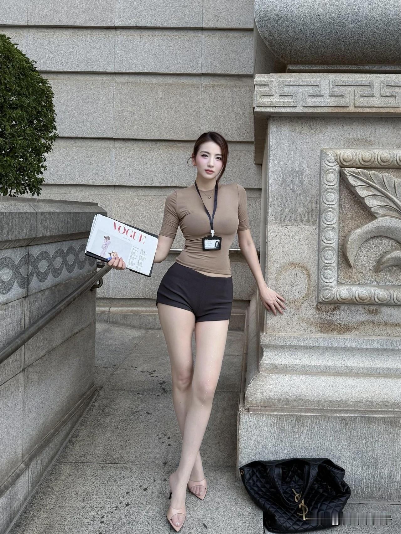 枫叶🍁|“浅棕色短袖上衣+黑短裤+薄丝+小高跟”，简单大方，优雅自信的时尚魅力