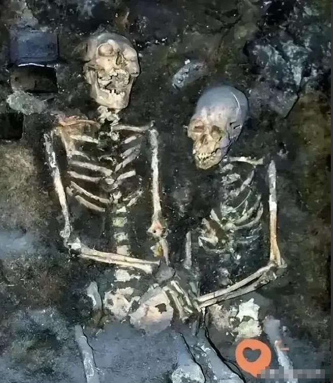 1997年7月，沈阳东华门，工人刨地时，翻出两具样子怪异的尸骨，一男一女，嘴都张