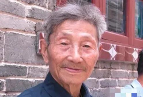 1979年，一位老人为了证明自己红军战士身份，来到北京找当年的政治部主任，但由于