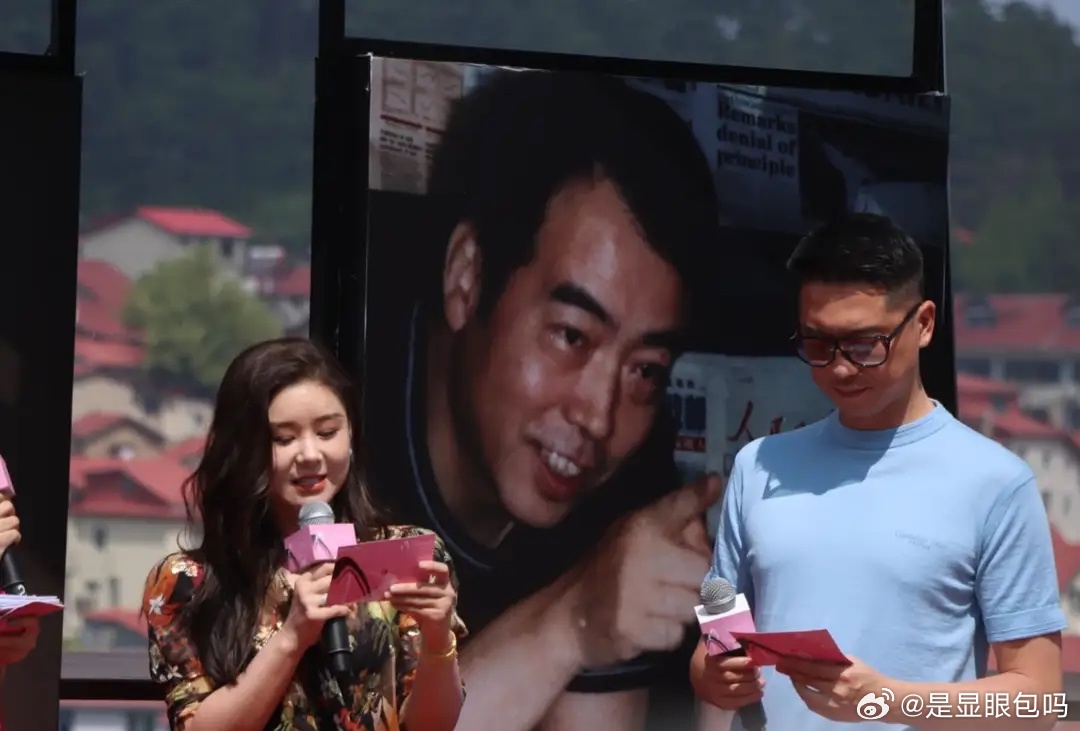 李小萌生图曝光，身材一般小腿胖的没脚踝，穿高跟鞋才到王雷下巴！ ​​​