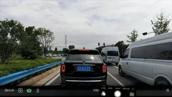 上周开着问界M5在市区主干道跟车，前面的SUV突然踩死刹车，我慌神没踩下去刹车反