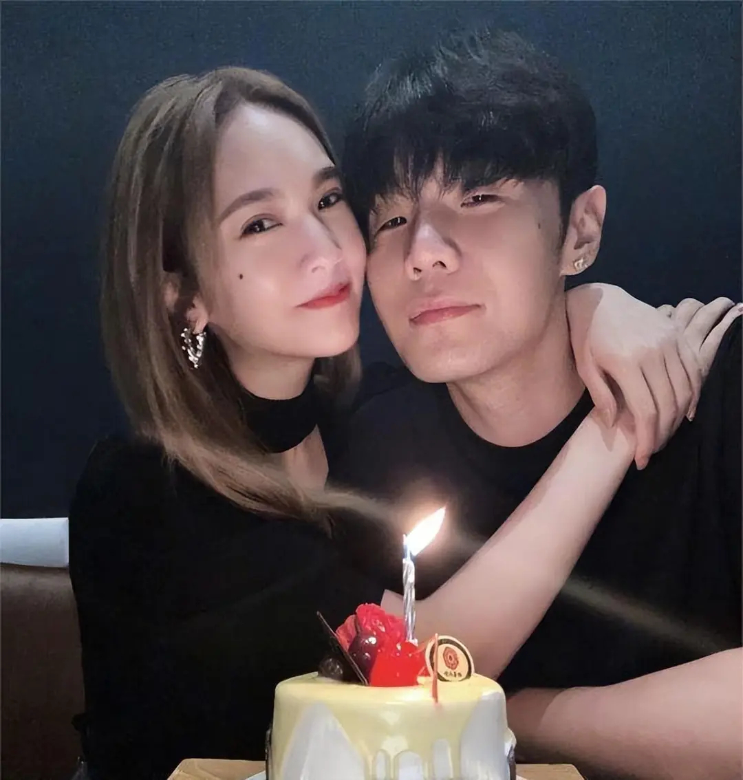 李荣浩和老婆竟然没坐头等舱，李荣浩这算凉了吗？不出歌了靠这些上微博？ ​​​