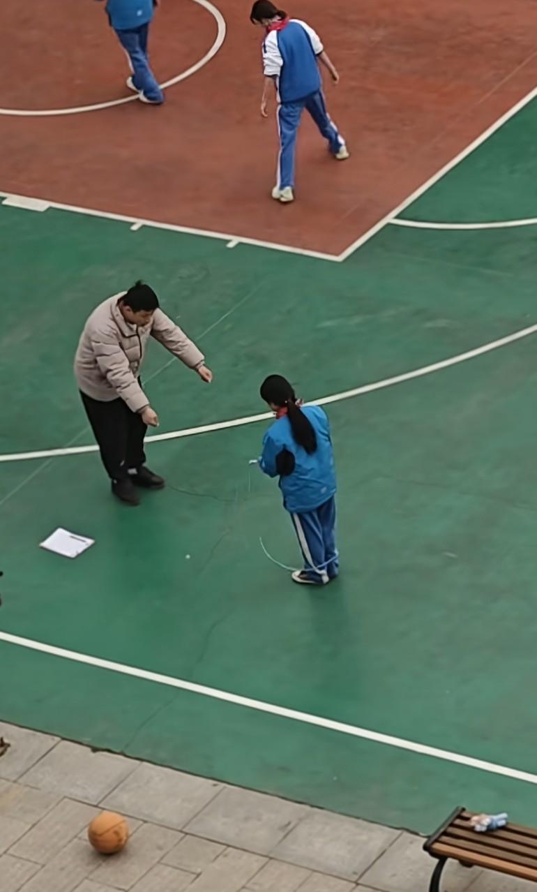 现在视频看多了，不光有百年难遇的天才，宗门圣子，还有朽木！
其实这个老师也不太会