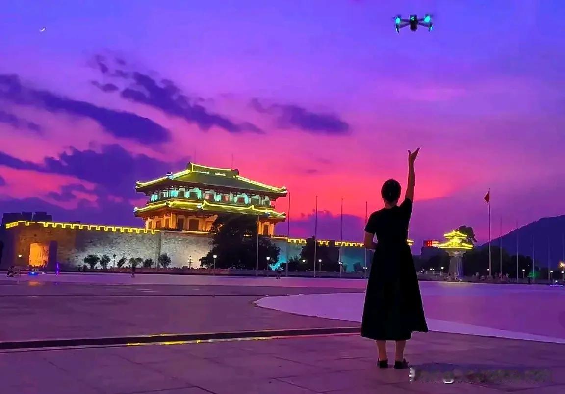 全国一一潮汕
即日起潮汕旅游
开通中老年人专属团
（特惠：两人同行一人免单）
第