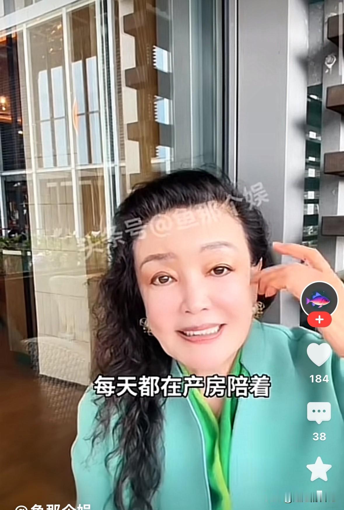 汪小菲全天陪在产房，亲自给孩子喂奶，照顾马筱梅，是一个称职的奶爸和老公。
孩子小