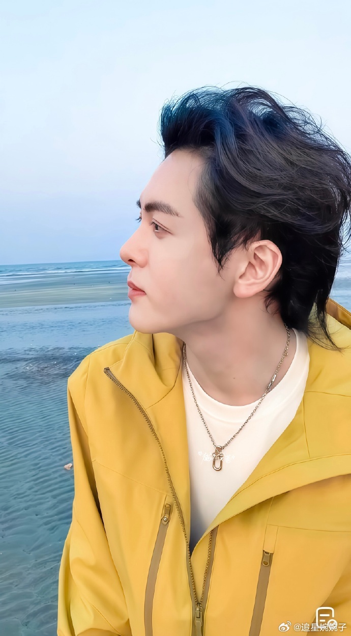 曾舜晞在海边i人属性大爆发 曾舜晞海边直播也太真实了吧🌊，i人本质藏都藏不住，