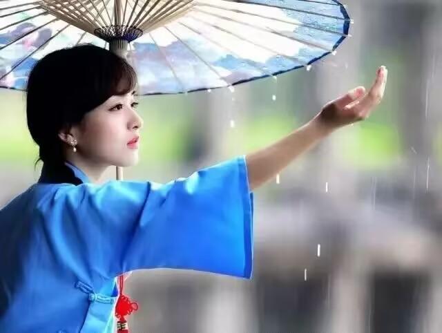 我把空间腾出一块地方给你，
里面装满沉甸甸的思念，
轻轻沾染上墨色，
化作青花烟