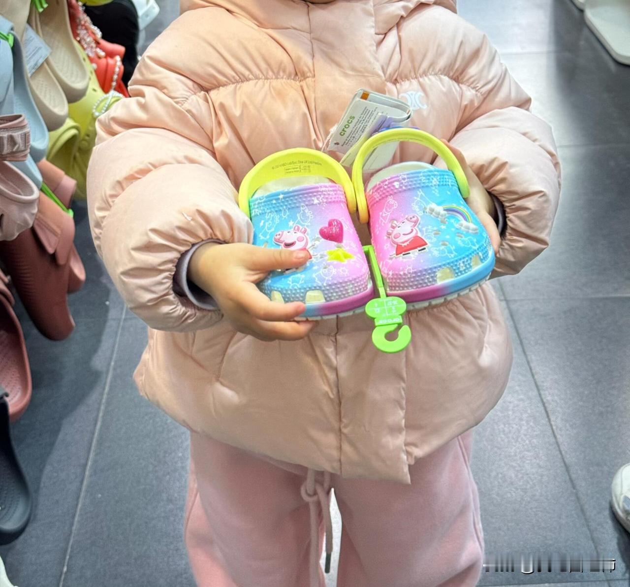 3岁孩子非要三百块的拖鞋，给她买吗
爸爸去卫生间，我们在店里等他。儿童拖鞋很可爱