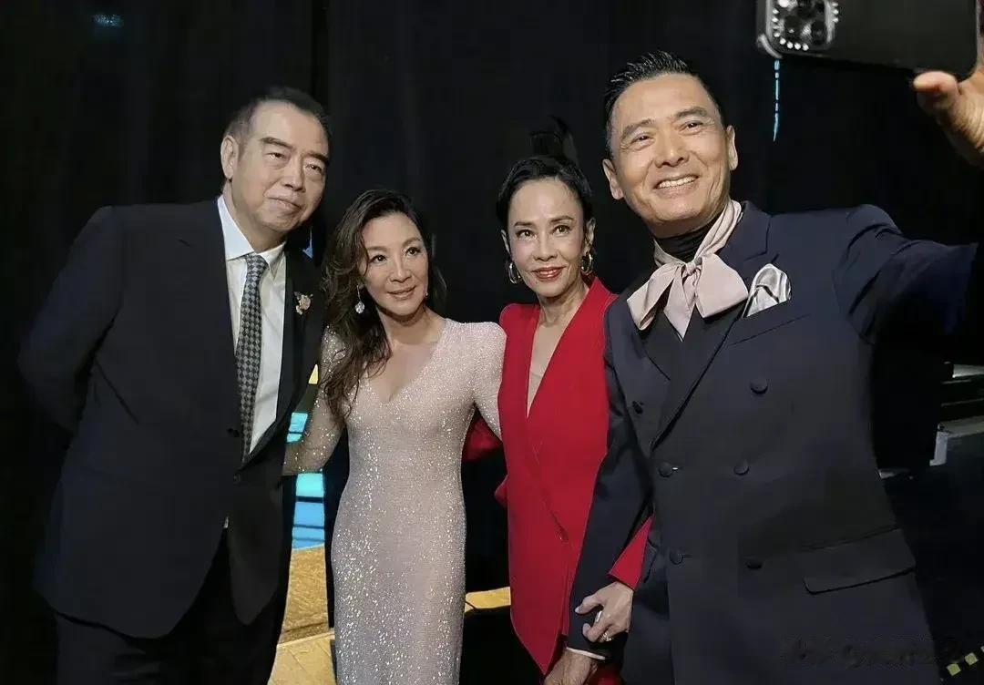 发哥周润发真是三好男人，真的太宠妻了，无论到哪里都带着妻子陈荟莲，无论是私人场合