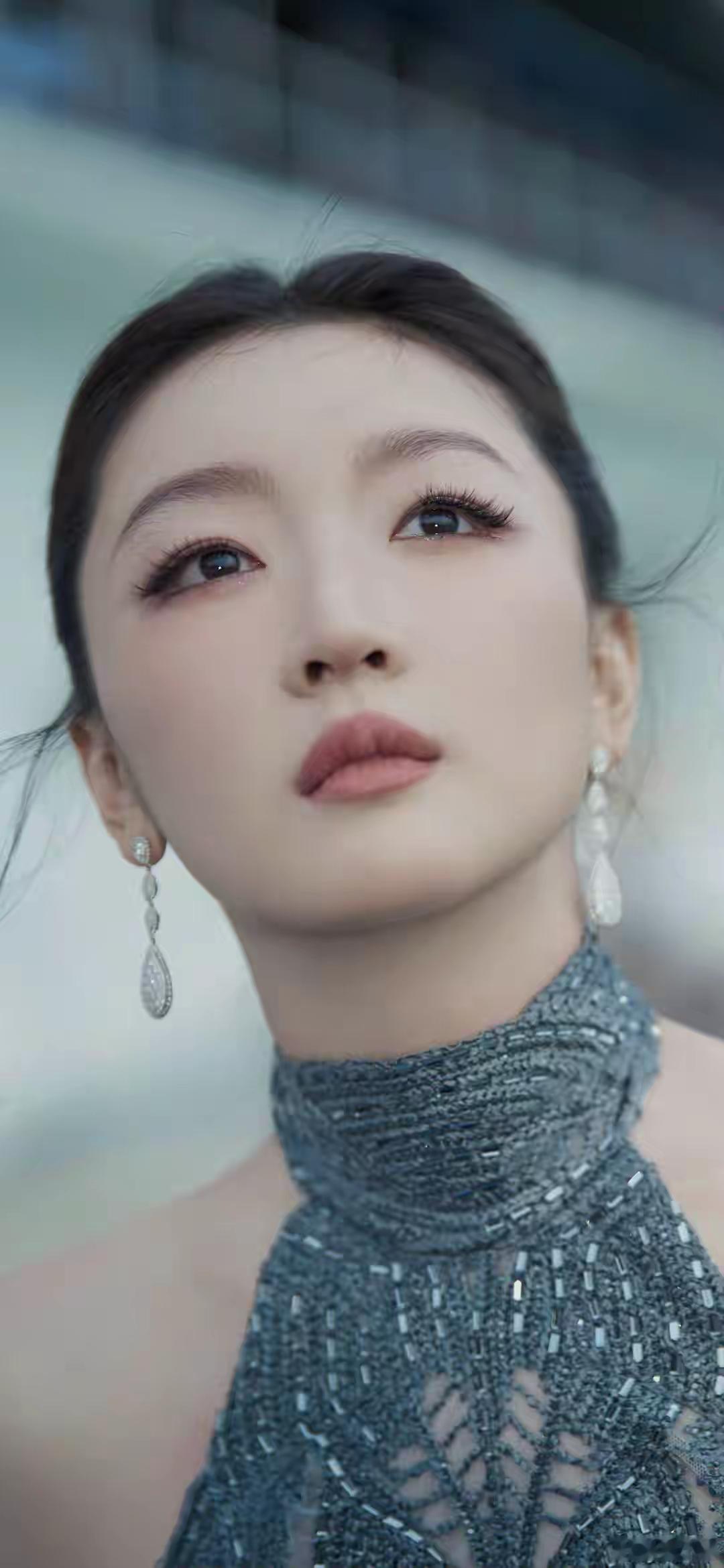 1.ai短剧不敢直接偷明星全脸，所以就偷肖战的眼睛或者鼻子以下，甚至声音。2.周