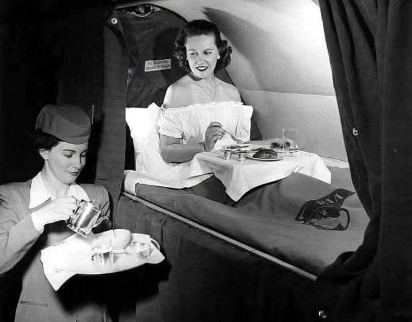 【老照片】1952年，泛美航空公司跨大西洋航班，空乘人员向乘客送早餐。在这位女士