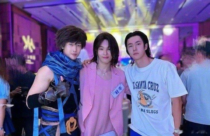 王一博、李汶翰、周艺轩合影，uniq成员同框～ ​​​