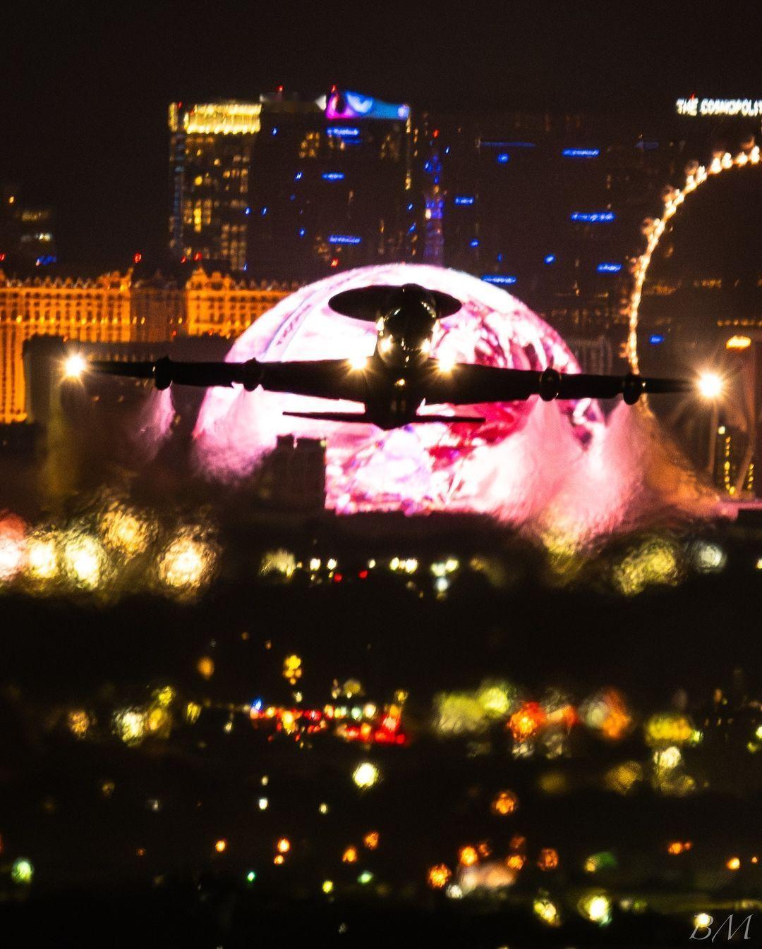 暮色渐深，轰鸣声起。绿色信号弹划破夜空，美空军航空兵多个单位夜间实战化训练拉开战