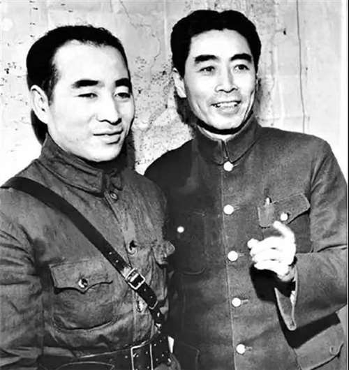 1942年，林彪与周恩来在重庆 