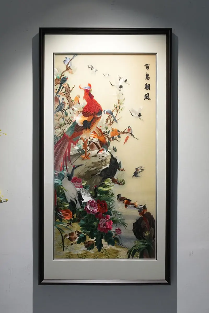 彩线凝翎羽，凤栖繁花，藏家业兴旺之兆 融合传统满工花鸟绣法，分域配色...