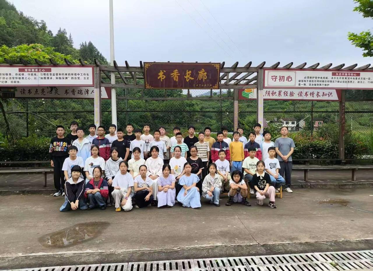 六年的小学生涯已经结束告别童年，走向青春毕业不是终点而是一个新的起点转眼你既将踏