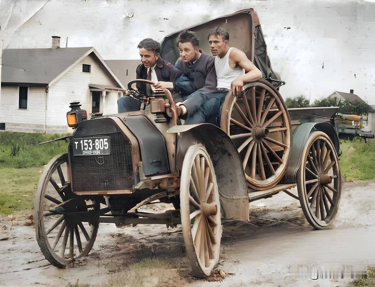 1924年夏末，底特律，一辆黑色Model T敞篷车上，三个年轻人迫不及待地跳上