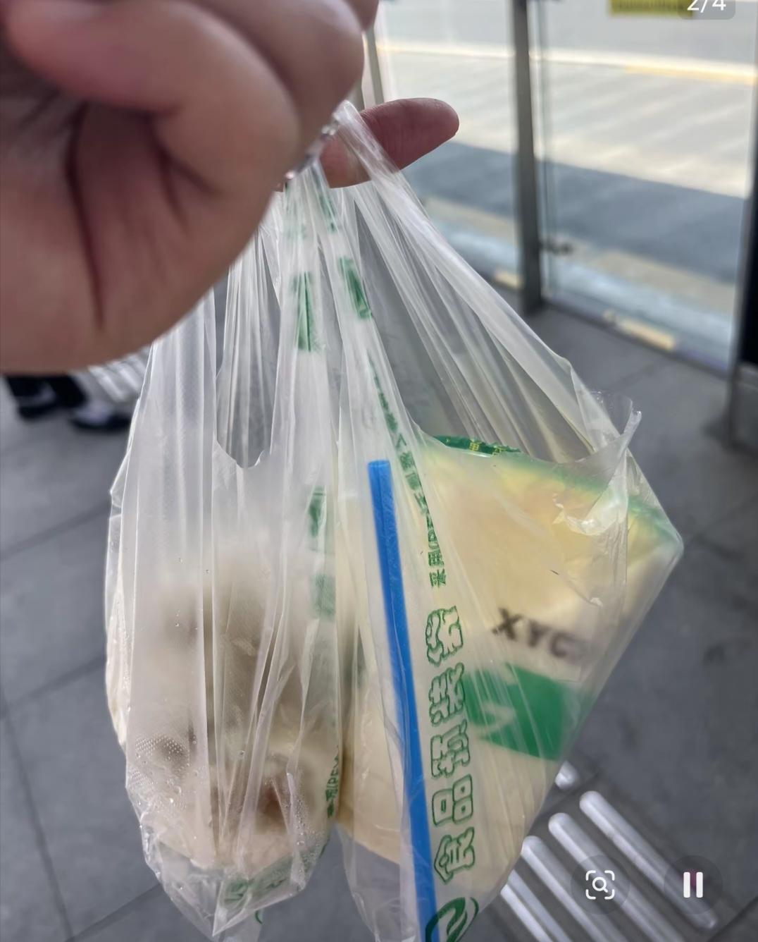 今天出门赶地铁，看见前面大哥把包子塞公文包里，一着急包扣没扣上，包子咕噜噜滚出来