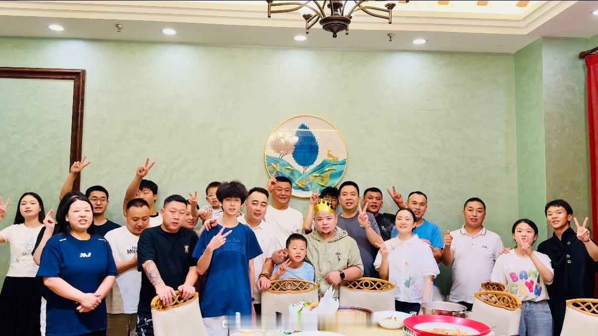 良友齐聚，笑语满堂。端午临仲夏，父亲节安康，恰逢我的第三个本命年，三喜相逢，欢聚