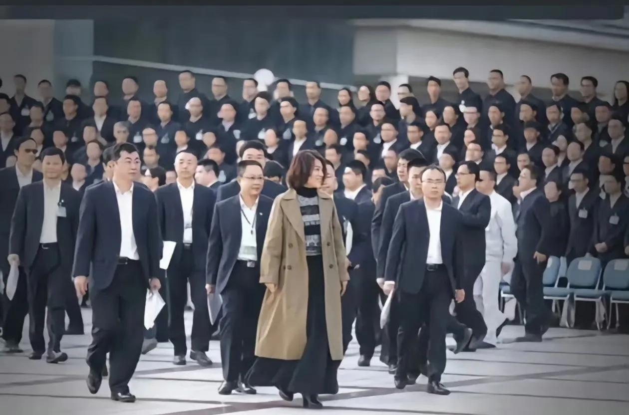 终有一位女性尽显强悍本色，从男性扎堆的领域里脱颖而出，望见董明珠独自引领着全球经