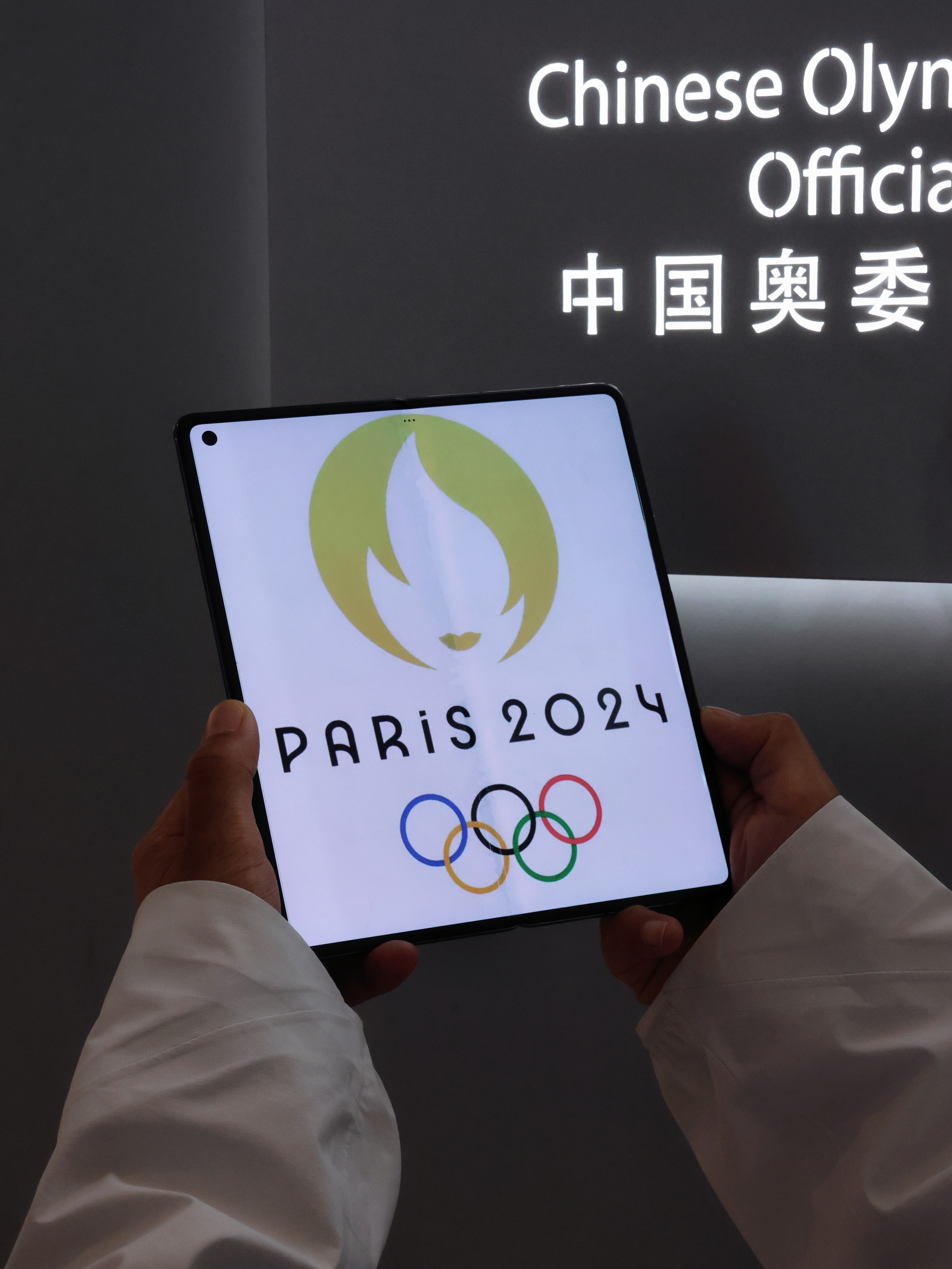 #小米安踏冠军澎湃礼盒#由小米与安踏合作推出，礼盒里包含了7月份小米发布的新品，