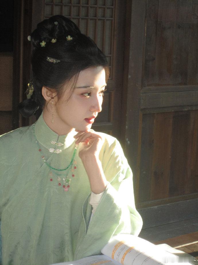 王楚然晒出明月录的片场剧场照，整组相片里混进一张小蓝造型的出镜画面，小蓝造型的呈