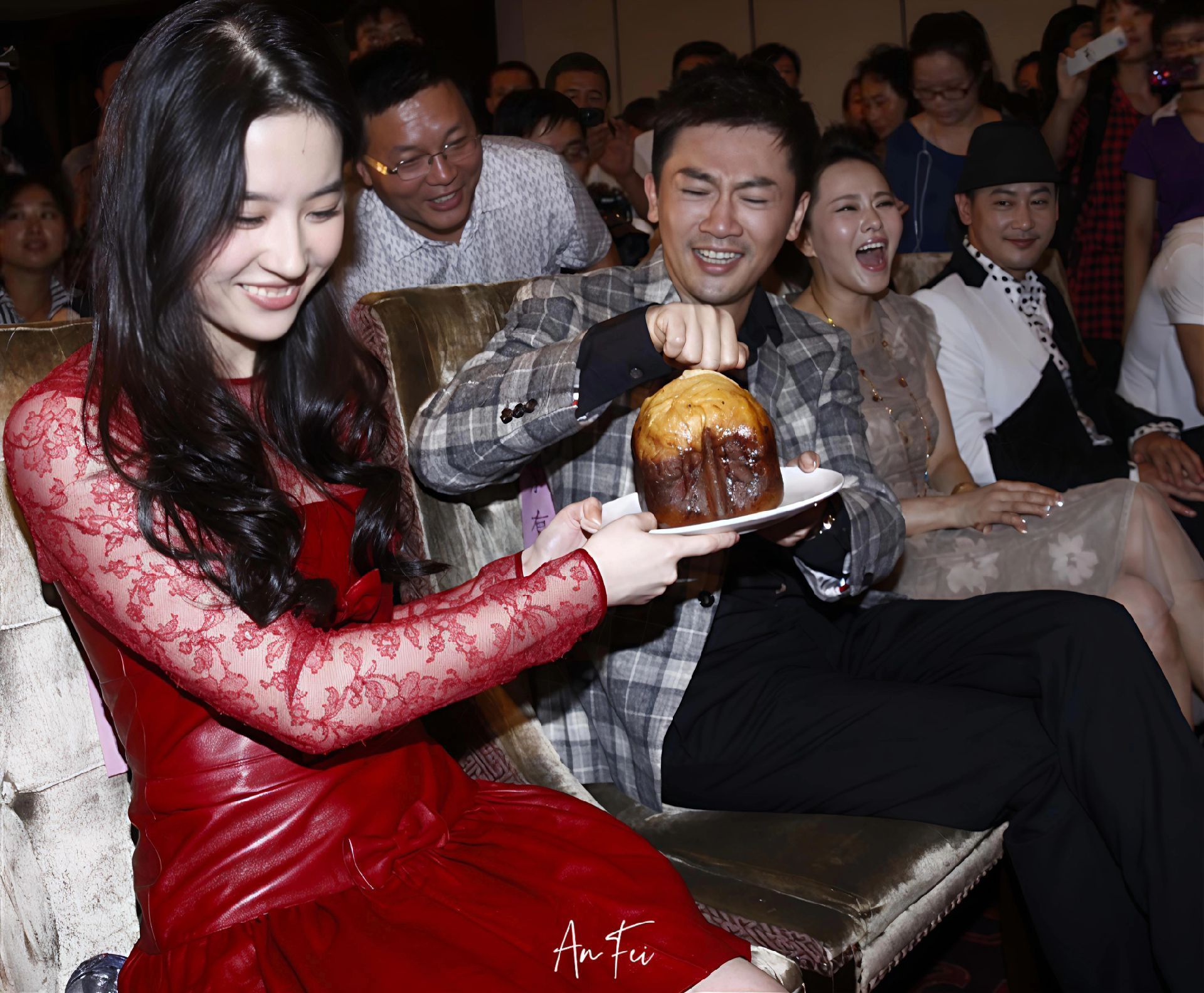 气质永远比衣装先行 不敢想这条裙子不是她穿会有多俗气….（cr.安菲Aw ​​​