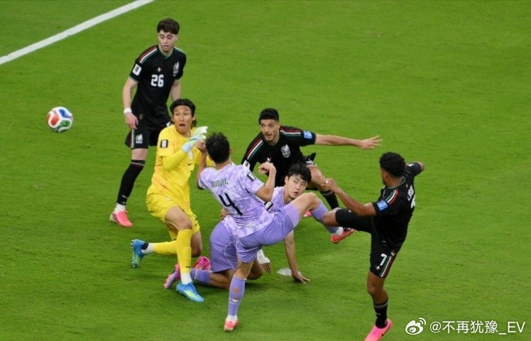 韩国门将巨大失误门将和队友相撞接球脱手，属于赛场配合失误，比赛里意外随时会发生，