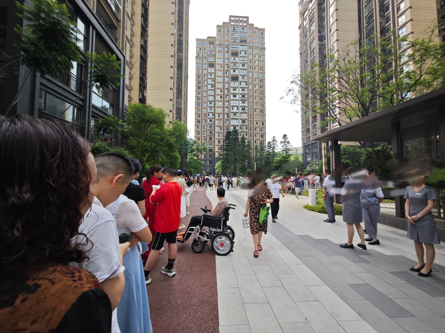 今天我们小区物业送啤酒，九点钟开始我想着九点下楼刚刚好，结果等我到楼下已经排上长