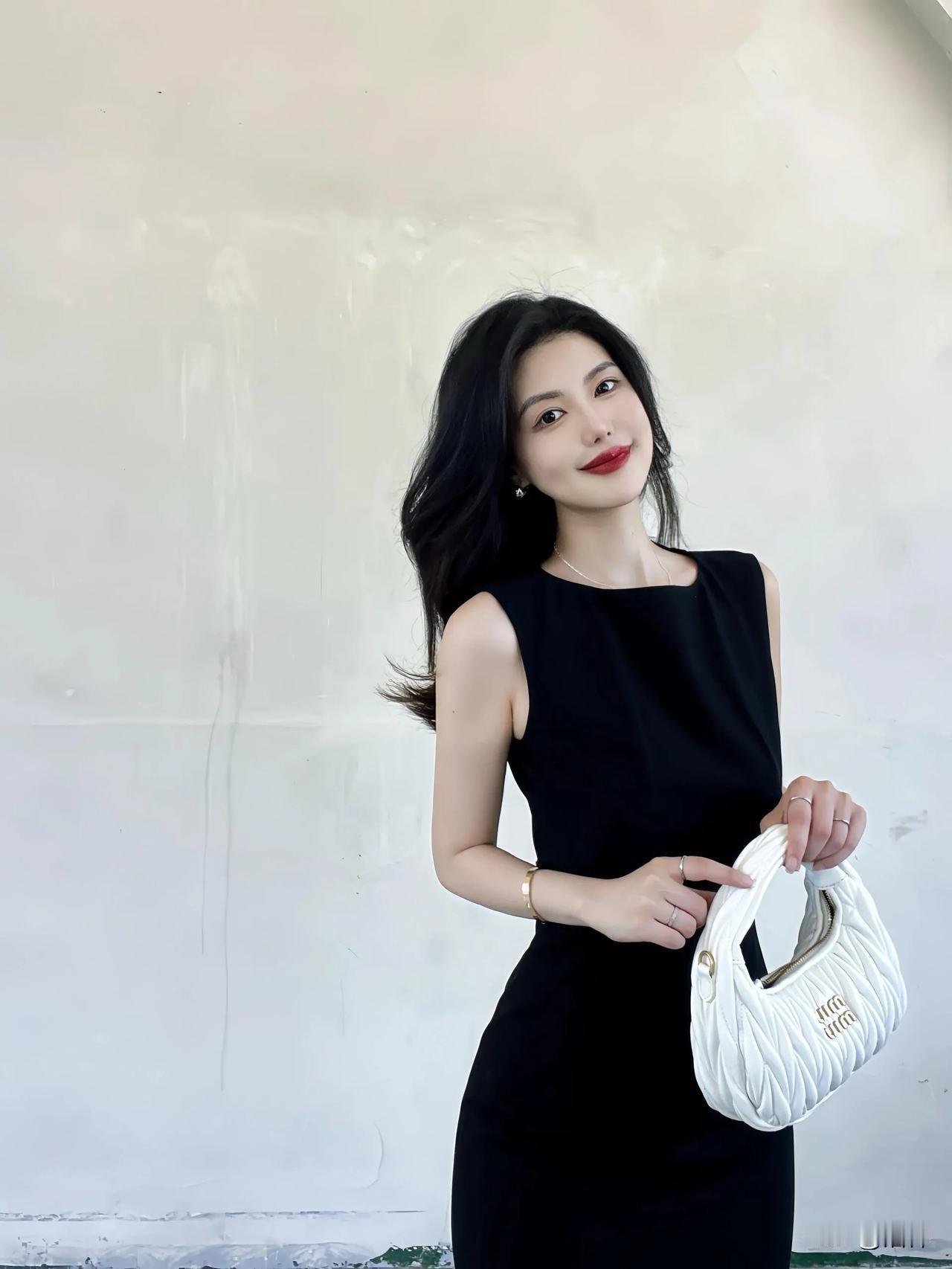 谈不上漂亮
但就是劲劲的
气质小黑裙
都市轻熟女
高级感小黑裙 气质方领小黑裙 