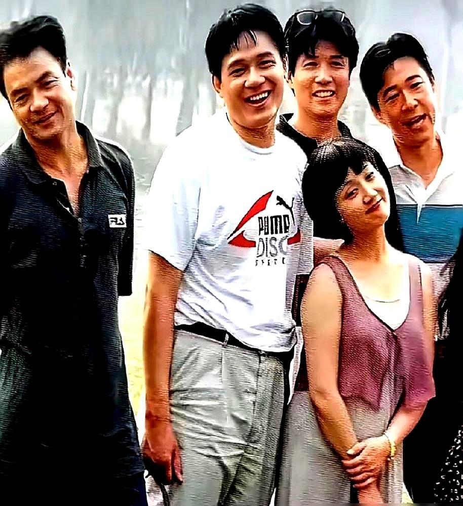 1米53的个子，偏偏演出了两米八的杀气。
 
1984年的火车站，制片主任看着眼