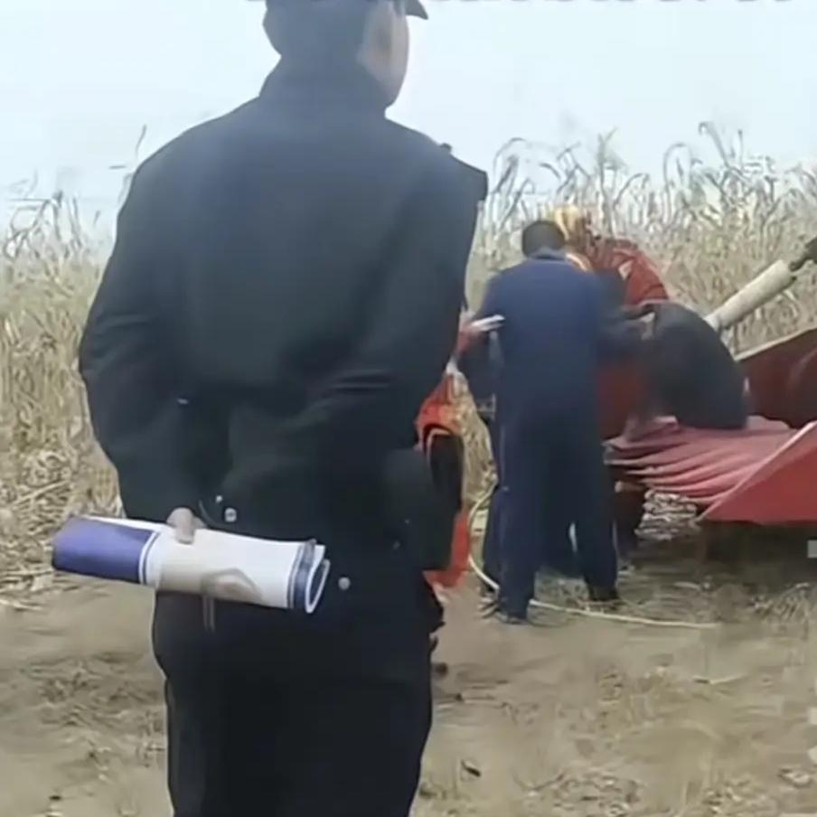 河南一男子开着收割机收玉米时，突然机器出了故障。大家猜猜，他接下来做了啥危险举动