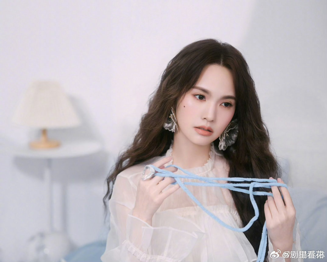 “一边照顾当下的自己，一边又忍不住想再往前走一点”。歌手杨丞琳真的在天赐唱爽了！
