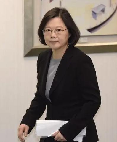 就在刚刚，

台湾地区前领导人蔡英文发表声明，

4月5日清明节，前蔡英文在脸书