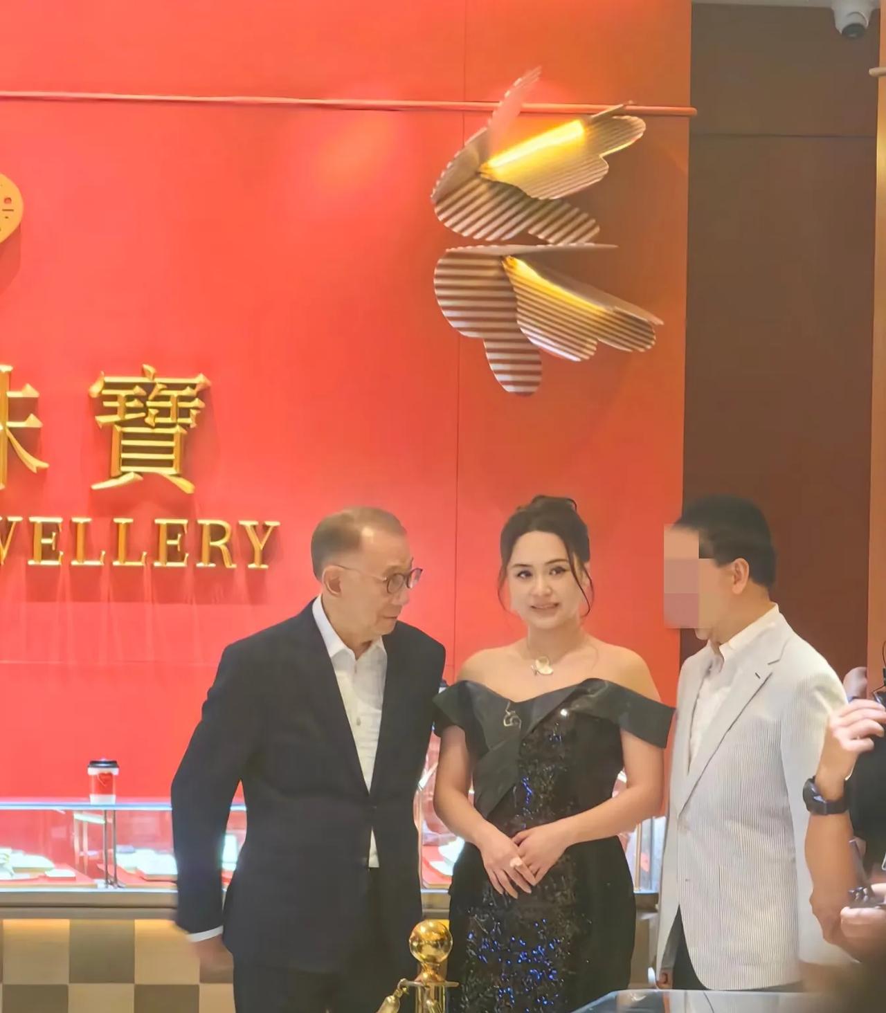 感觉英皇在下一盘大棋，
今天阿娇也在杭州，只是今晚谢霆锋开演唱会，她不尴尬吗？