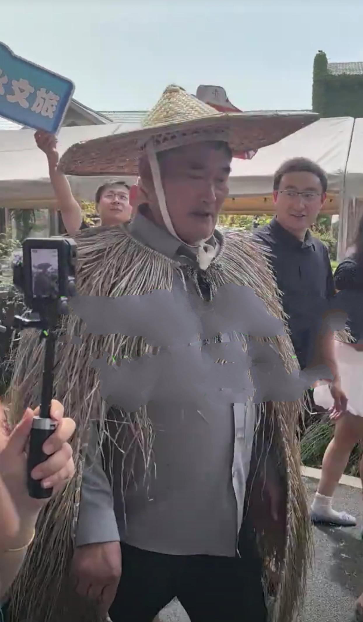 大衣哥朱之文身穿蓑衣头戴草帽到达山东沂水，开启了今晚的演出。
      一到沂