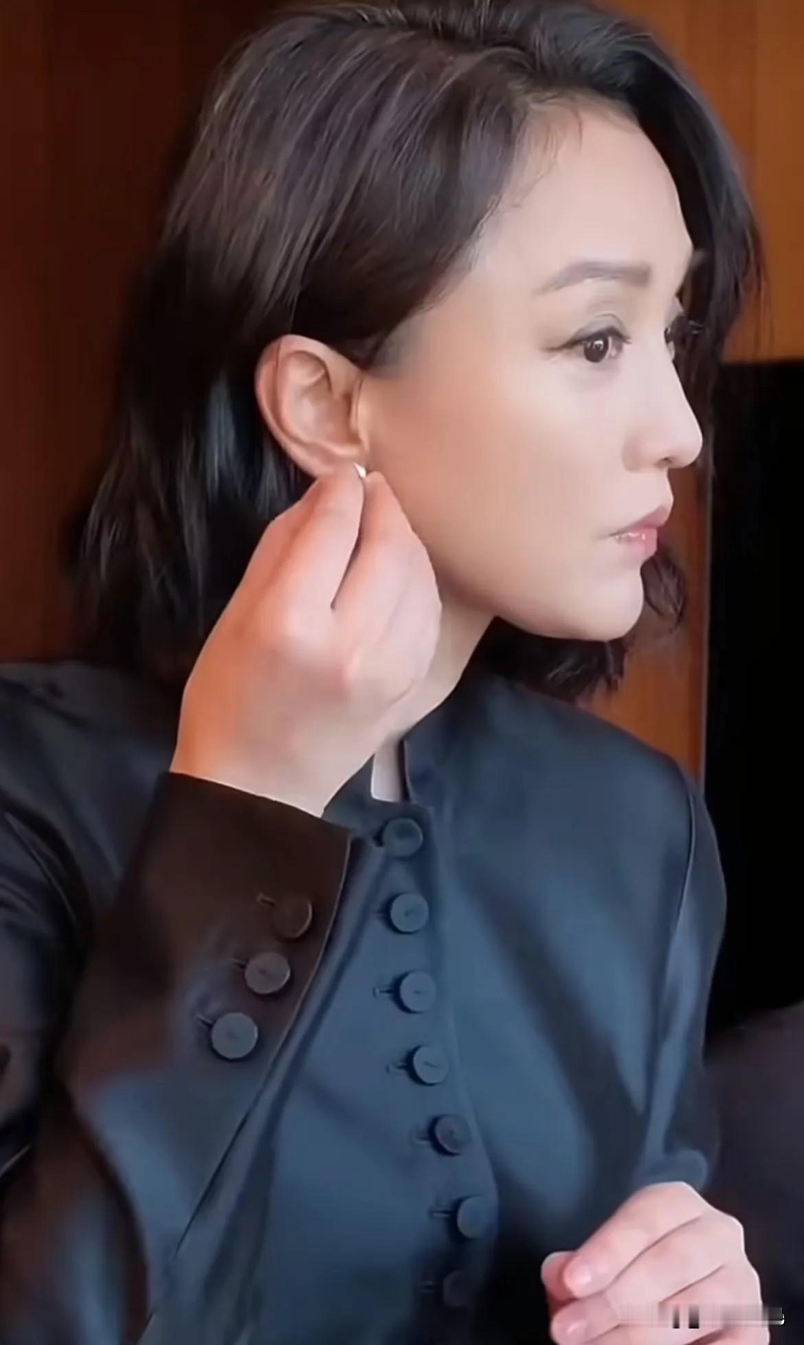 周迅这组镜头格外真切。

面部线条依旧紧实，眼神仍是当年那般灵动，半分疲态都无。