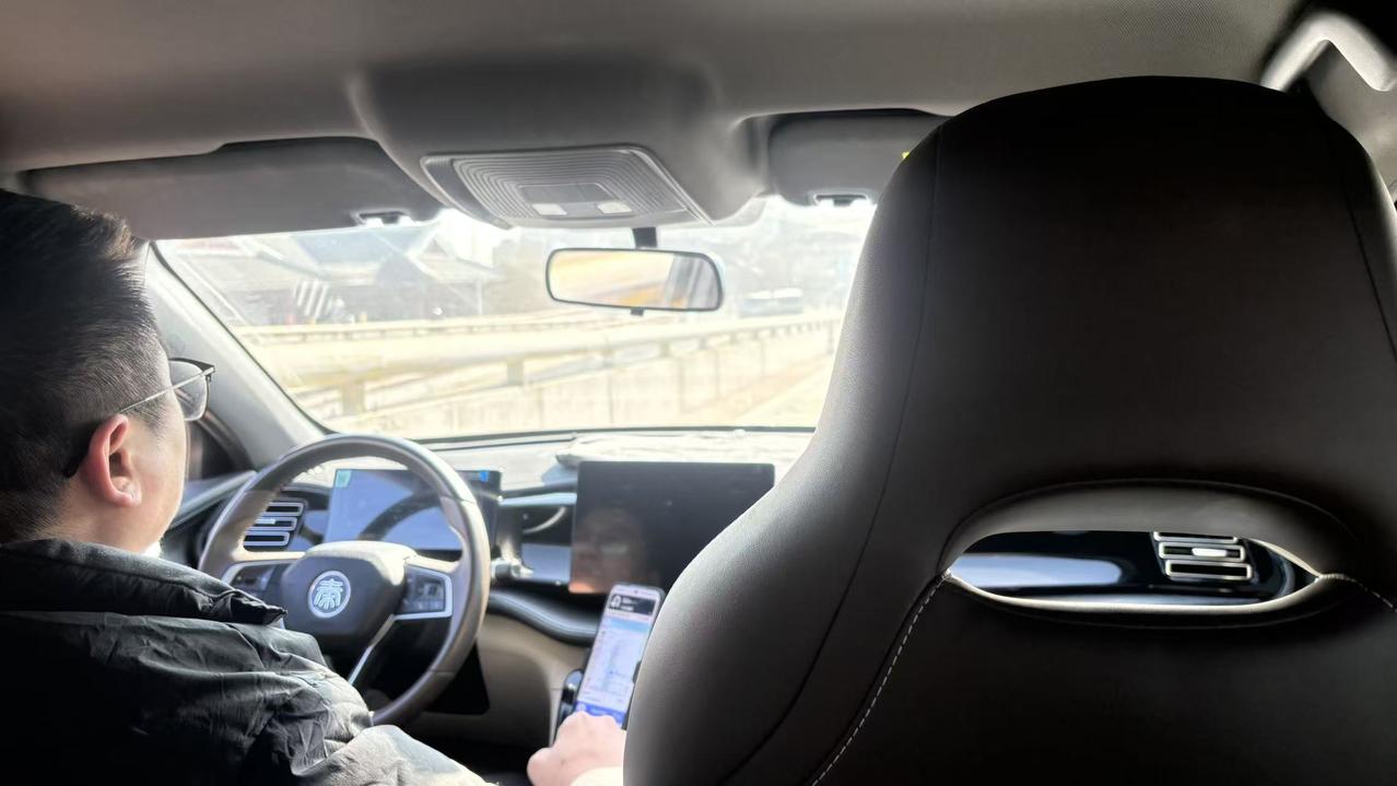 打了辆比亚迪秦Plus混动版，司机说这车是去年买的，花了6万多。感觉这车的油耗比