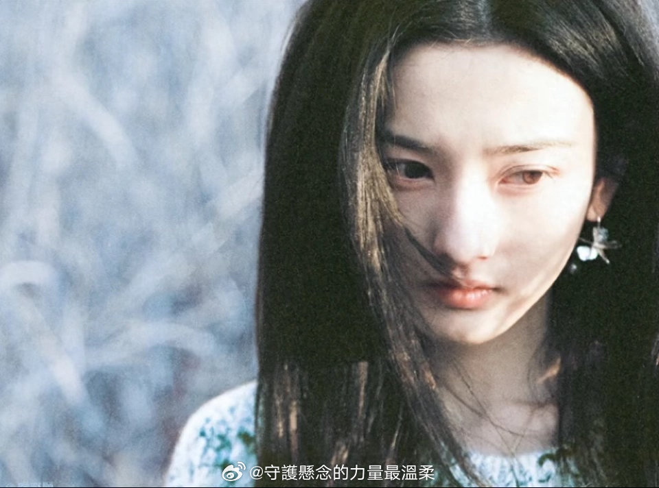那些饿出来的“高级感”，在宋祖儿皮肉饱满的贵气面前不堪一击，瘦得越快显老越快到底