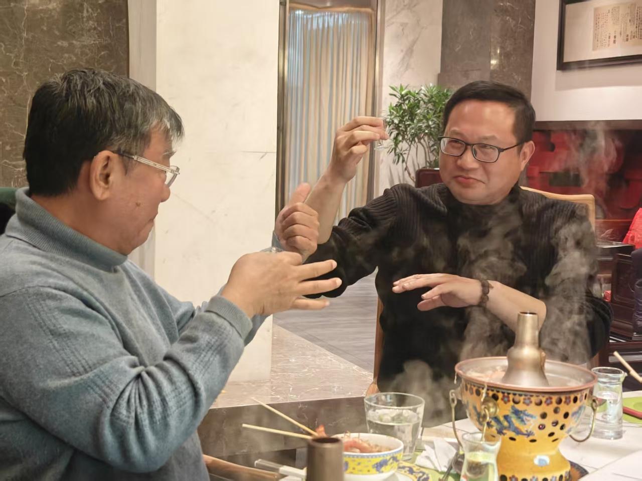 春节前很多人经常看到李立群老师带货卖酒，但很少有人和他喝过酒，听过他一杯美酒下肚