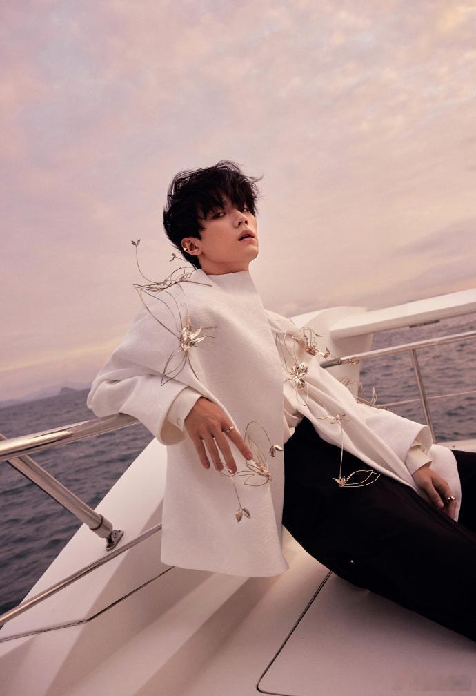 #周翊然白西装上有立体金属花##周翊然白西装游艇大片# 周翊然的VOGUE出发图