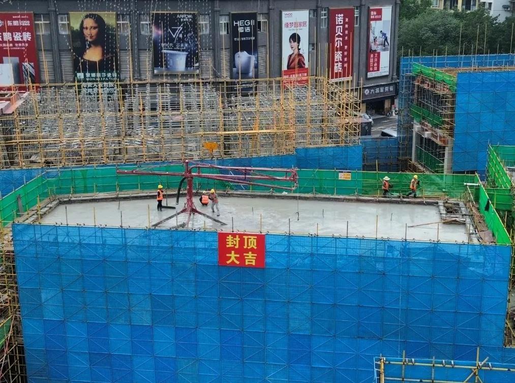 【石桥铺老街项目首栋主体结构封顶 多举措确保工程节点如期达成】近日，记者从中交第