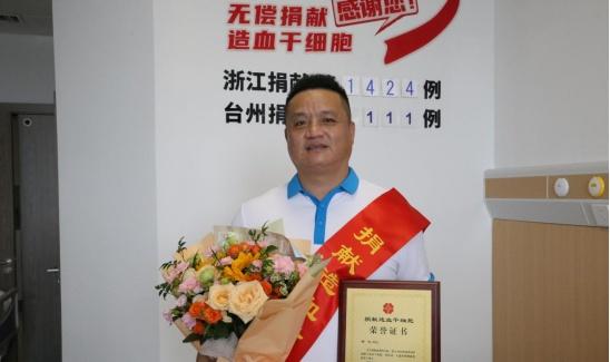 郑屹最打动人的，是身份的叠加与统一：献血19次是普通市民的大爱，救护师培训130