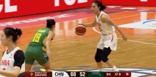 王思雨这球突破太硬、节奏太稳！弧顶借掩护一步加速，顶着防守强杀篮下，对抗后上篮命