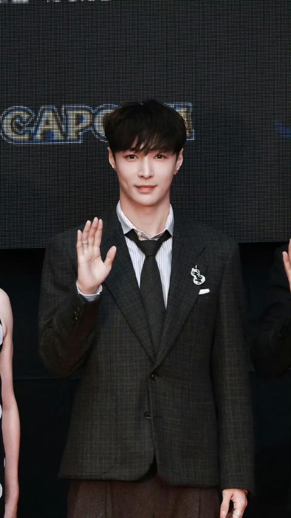 张艺兴 东京电影节红毯，帅啊兴仔。 ​​​