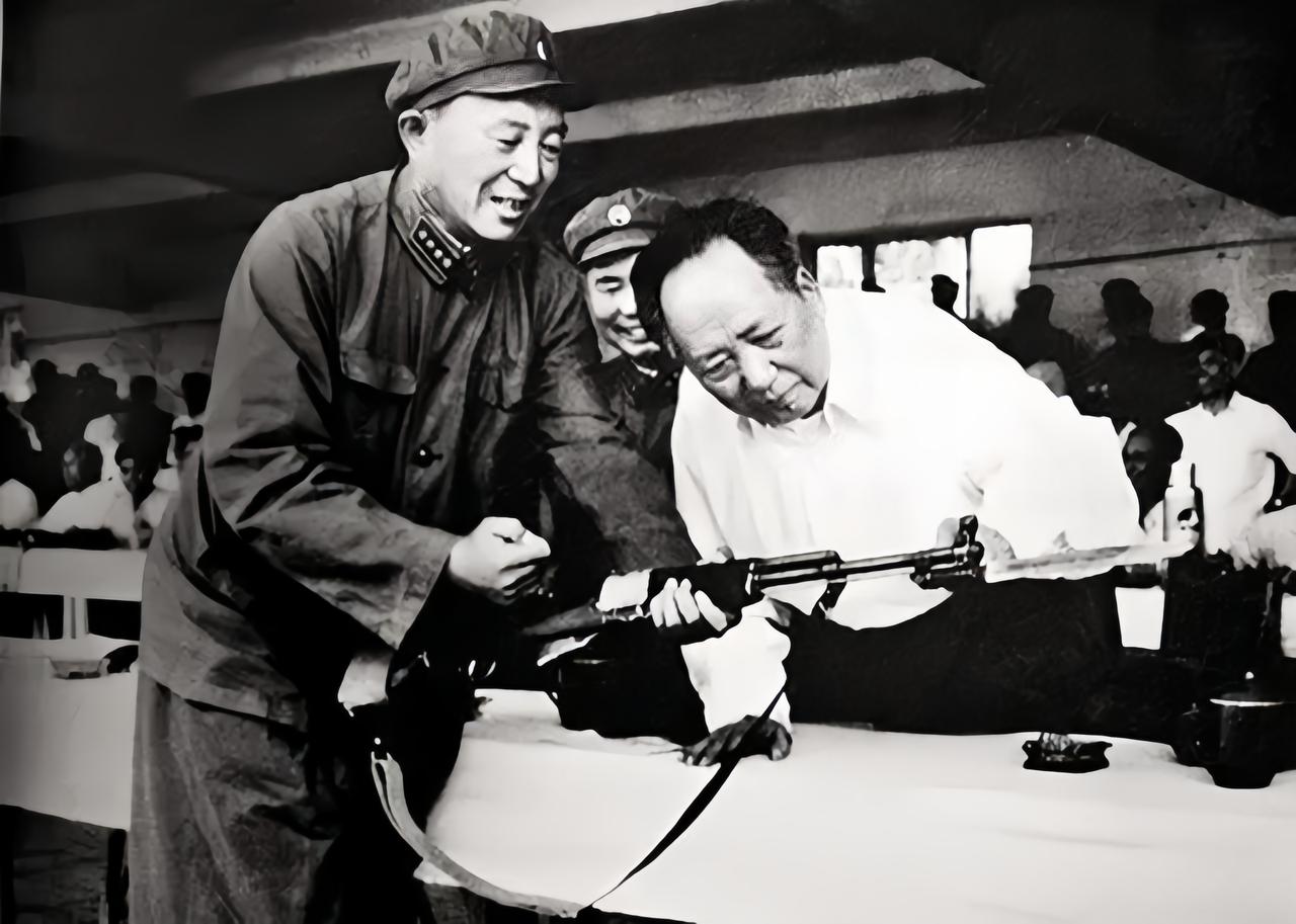 1955年评衔时，有人反对罗瑞卿授大将，理由是：他长期做政治保卫、公安工作，一线