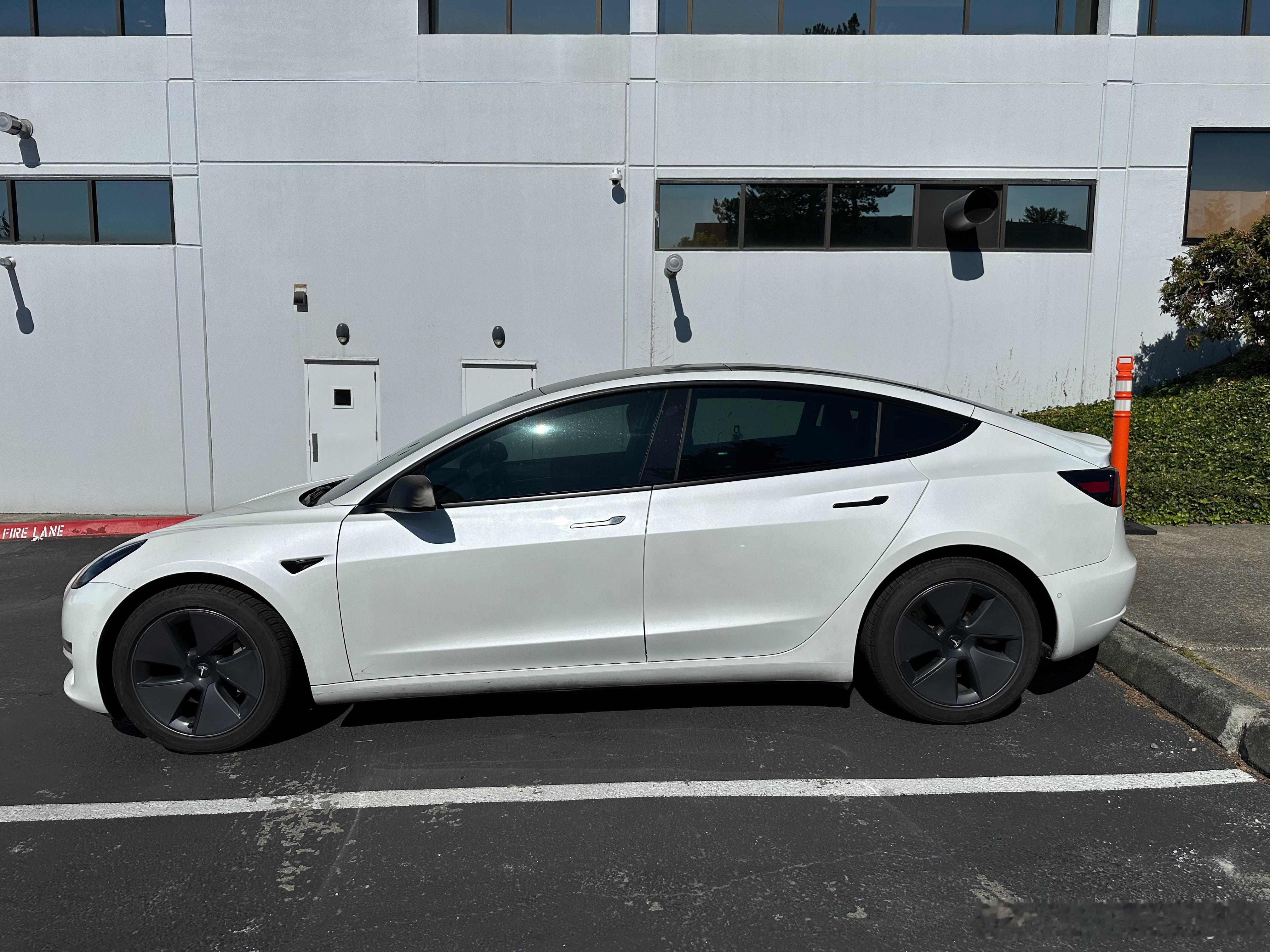 Model 3方向盘抖，座椅滑轨坏要修两天，特斯拉给了一辆的旧爱，老款Model