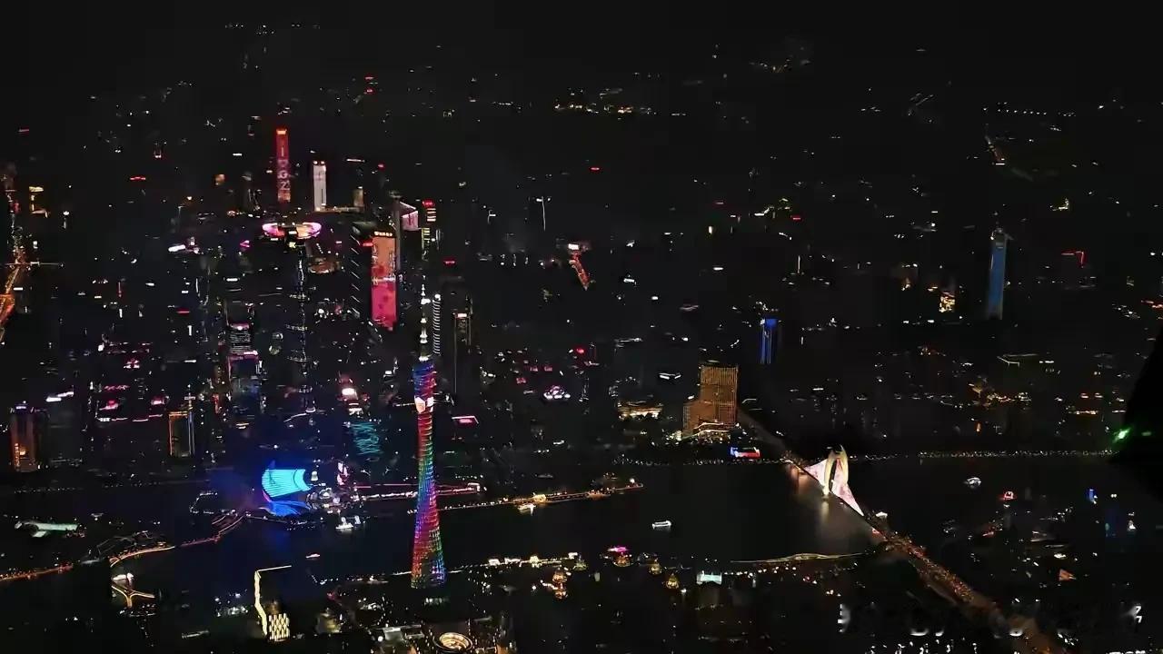 飞往广州的航班，很多都会在广州市区的上空盘旋一周后再掉头飞向机场降落。这也给乘客