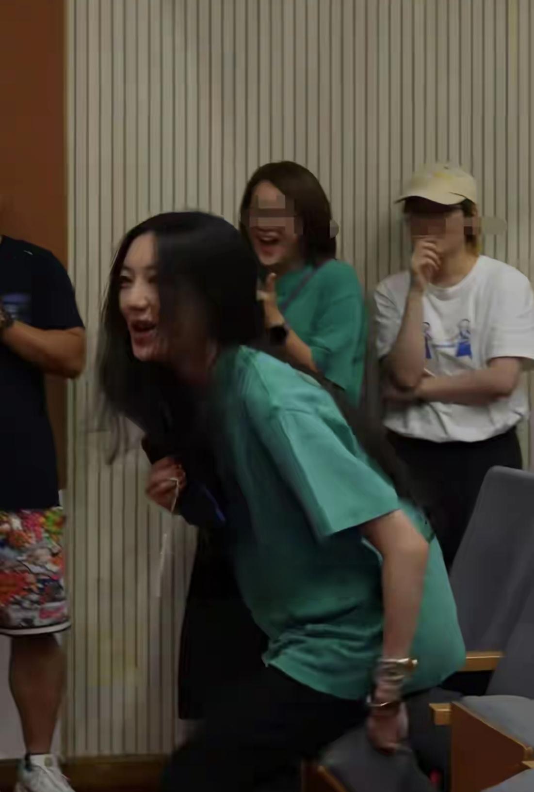 这个叫李嫣的女孩是天使降临，她给很多生有兔唇婴幼儿的贫困家庭带来了福音。