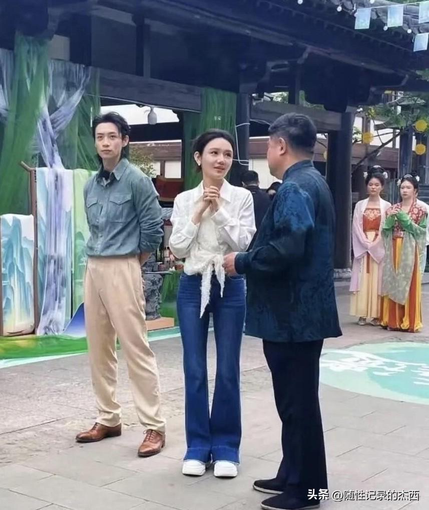 这位女主持人现实中这么矮小一个，白瞎了我看几十年的电视，怎么荧幕里跟现实生活里差